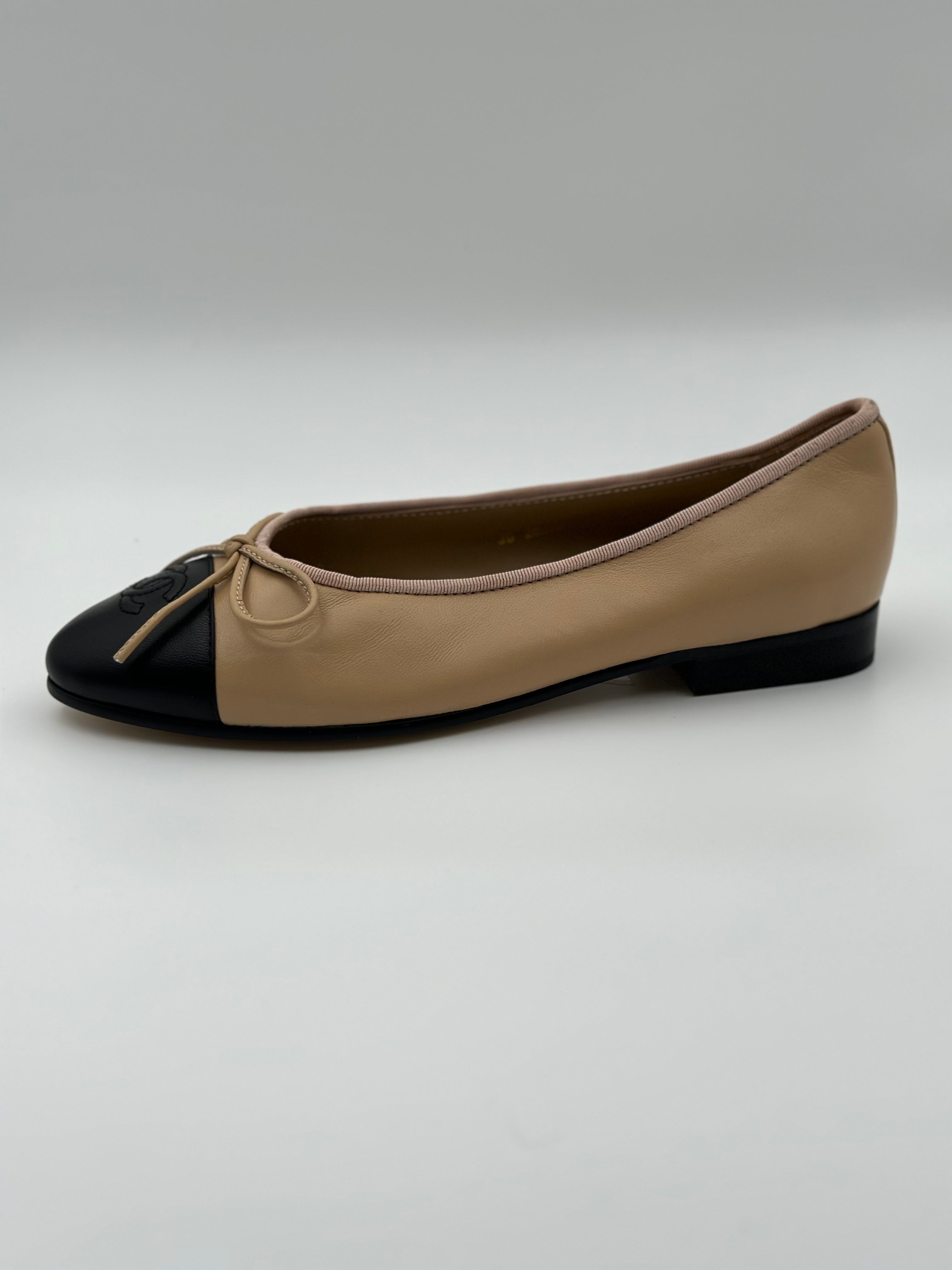 CHANEL Lambskin ballerina flats " beige / black "